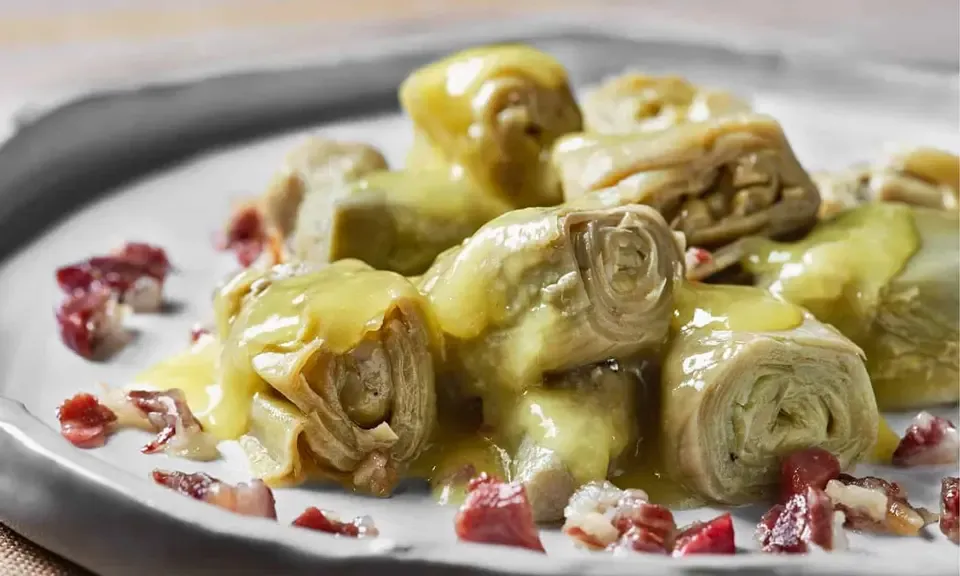 Assiette d'artichauts braisés à la Montillana avec vin blanc et herbes aromatiques
