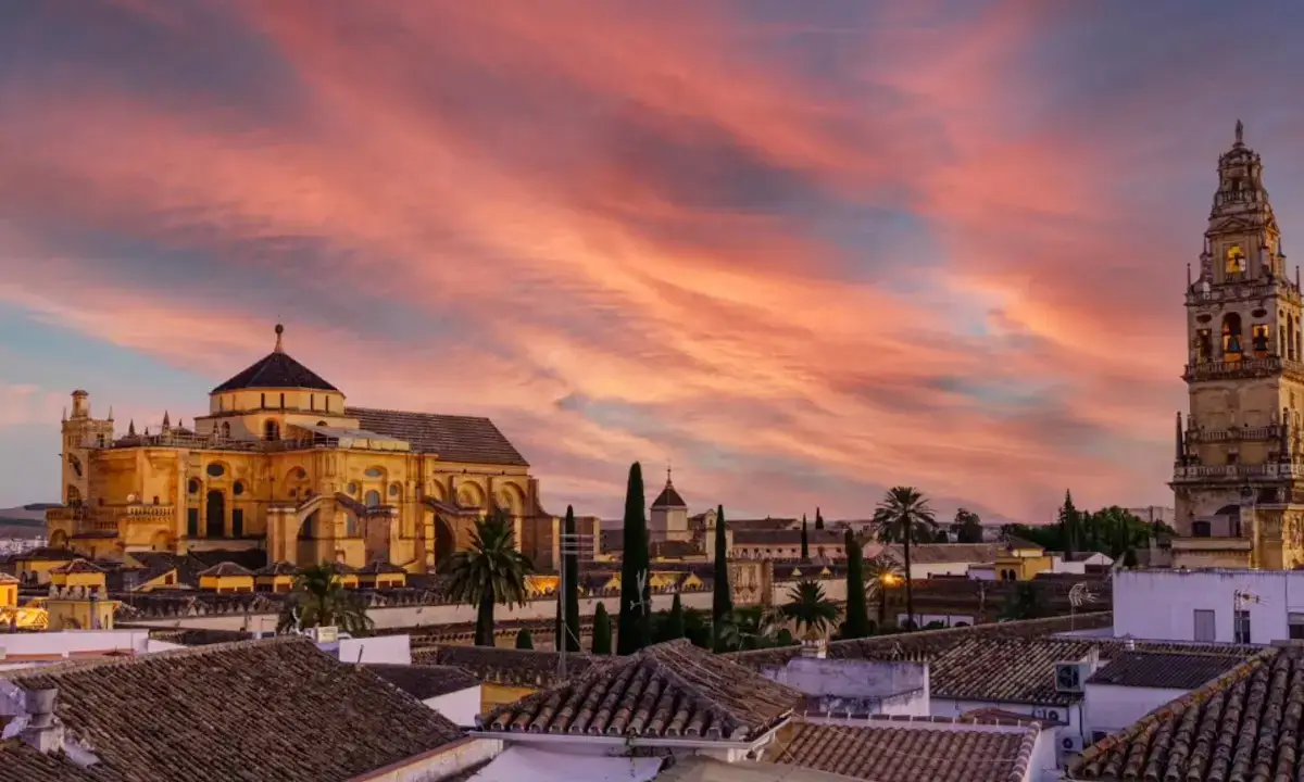 Terrasse rooftop du Balcón de Córdoba avec vue panoramique sur le clocher de la Mezquita-Cathédrale