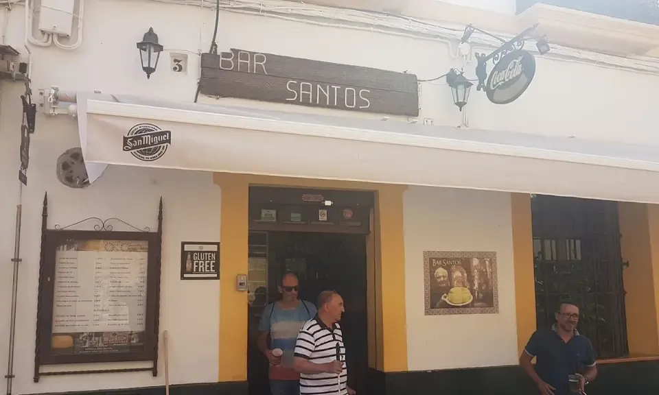 Le Bar Santos de Cordoue, comptoir de tortilla face à la Mezquita