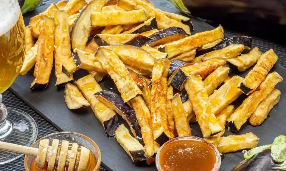 Tranches d'aubergines frites dorées nappées de miel ambré