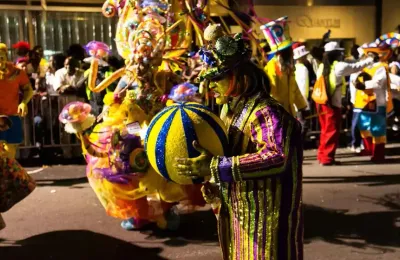 Défilé coloré avec costumes et masques lors du Carnaval de Cordoue en février