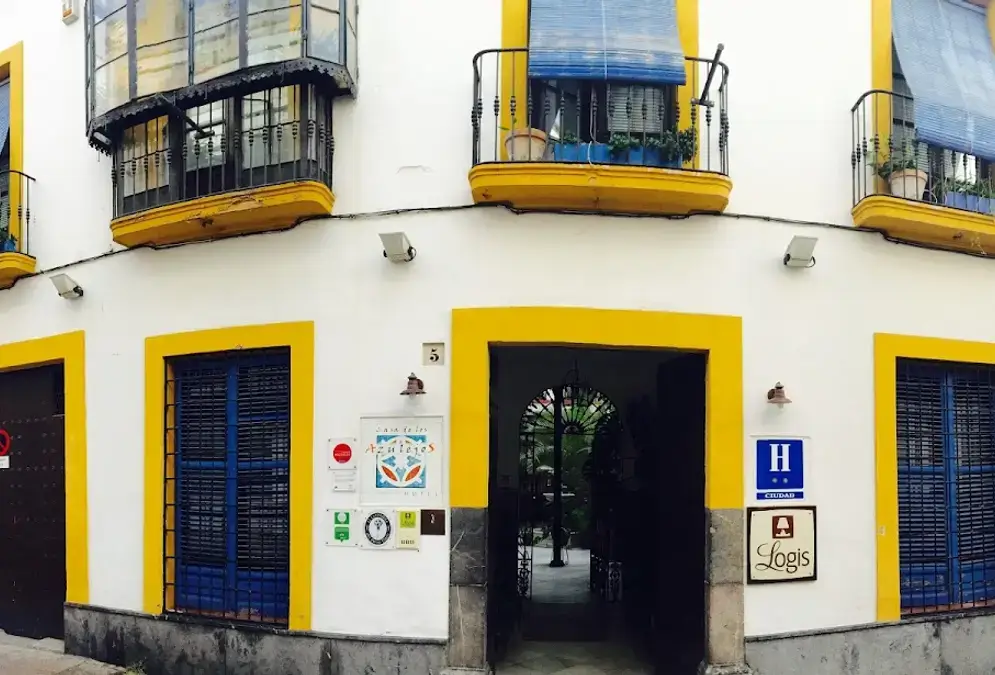Patio fleuri de la Casa de los Azulejos avec azulejos sévillans et fontaine