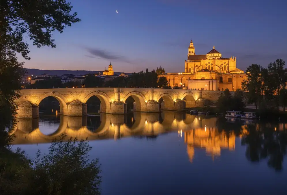 Cordoue illuminée de nuit avec la Mezquita en arrière-plan