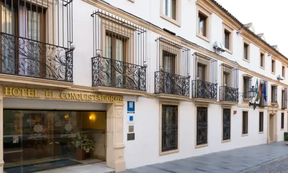 Patio andalou de l'hôtel Eurostars Conquistador avec colonnes et fontaine