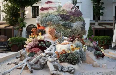 Installation d'art floral contemporain dans un patio historique lors du festival FLORA à Cordoue