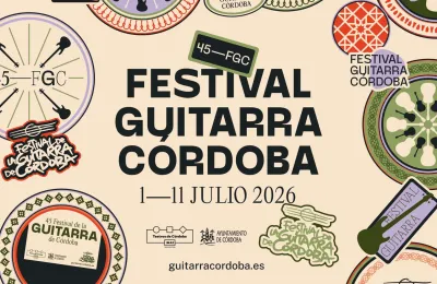 Guitariste de renommée internationale jouant sur scène lors du Festival International de la Guitare