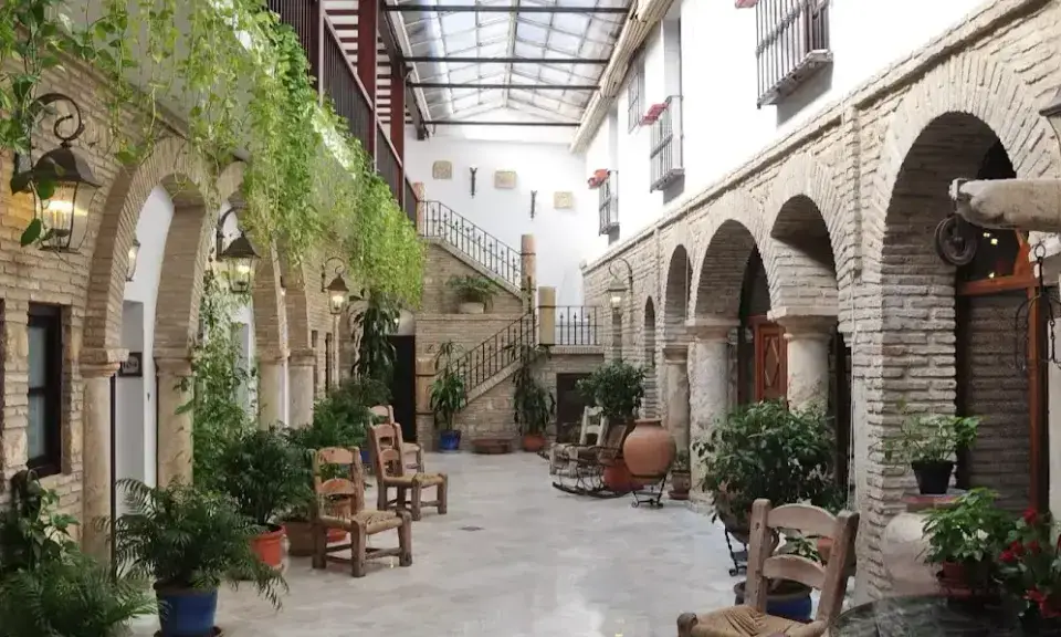 Patio verdoyant de la Hacienda Posada de Vallina avec fontaine et plantes