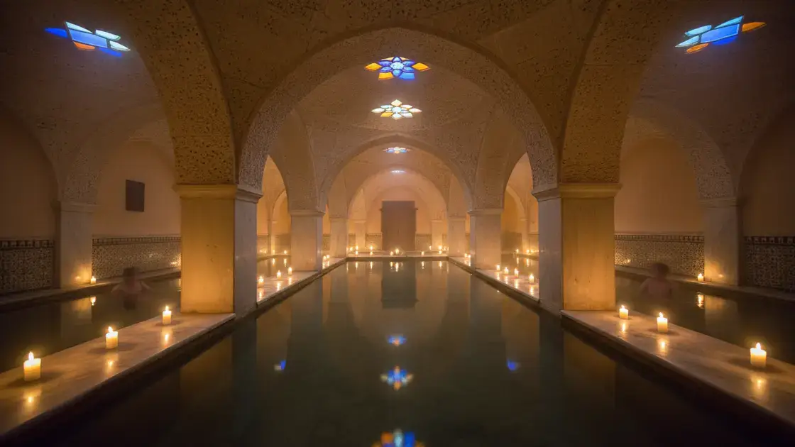 Intérieur du Hammam Al Andalus avec architecture mauresque, voûtes en berceau et vitraux étoilés