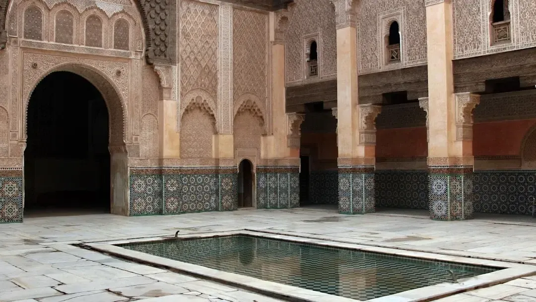 L'intérieur du Hammam Al-Ándalus de Cordoue, salle voûtée et bassins traditionnels