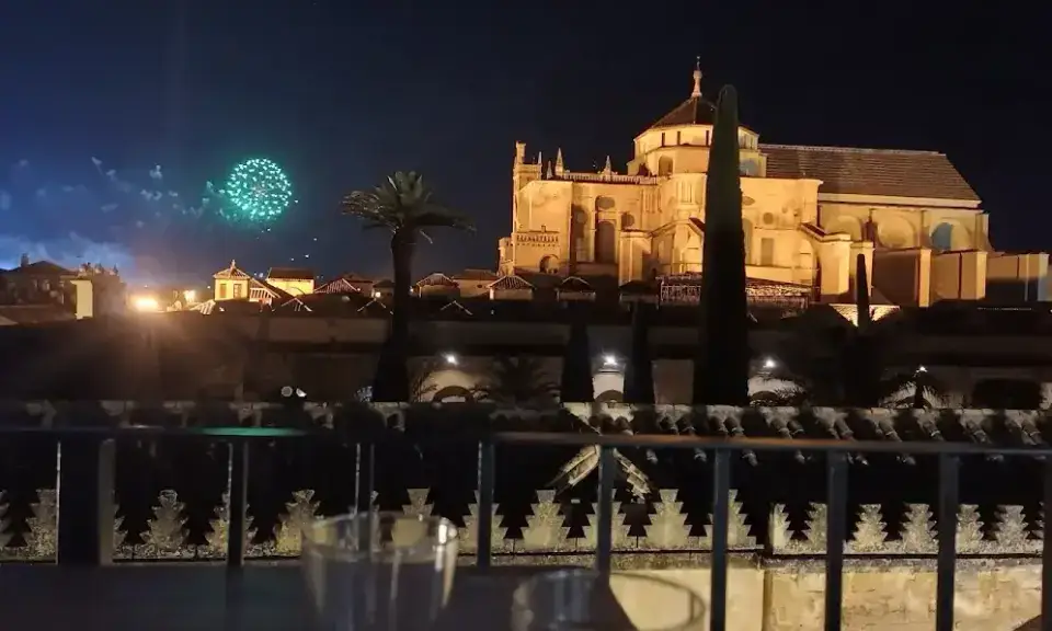 Façade de l'Hotel Marisa dans la Judería de Cordoue