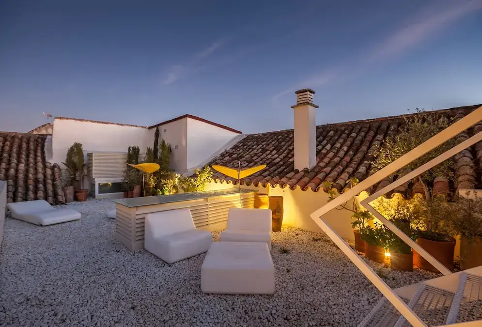 Intérieur du Hotel Viento10 avec murs en pierre centenaires et décoration contemporaine