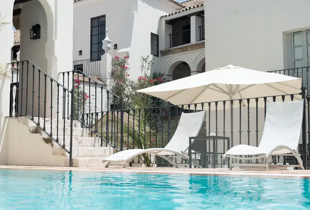 Patio andalou de Las Casas de la Judería avec arcades et fontaine