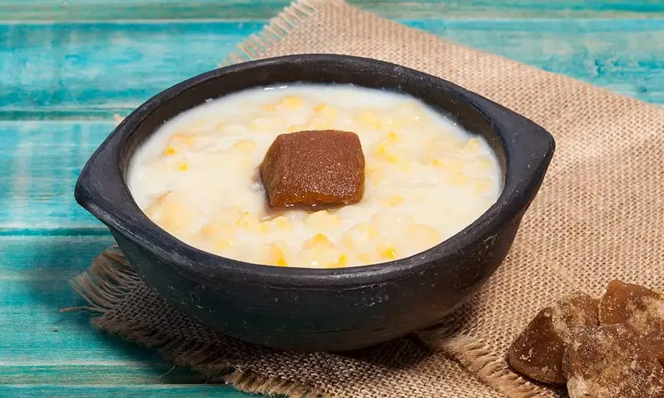 Bol de mazamorra cordobesa blanche garnie d'olives noires, raisins et œuf dur