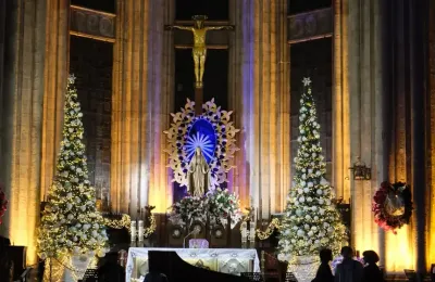 Illuminations de Noël scintillantes sur la Plaza de las Tendillas à Cordoue