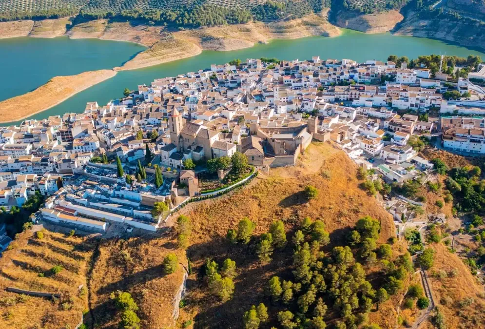 Iznájar et son réservoir, le plus grand lac d'Andalousie