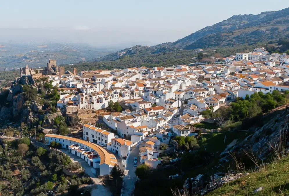 Village blanc de Zuheros perché sur un éperon calcaire, province de Córdoba