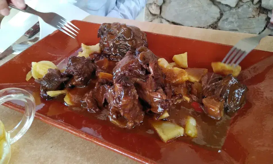 Ragoût de rabo de toro cordouan avec sa sauce onctueuse et viande fondante