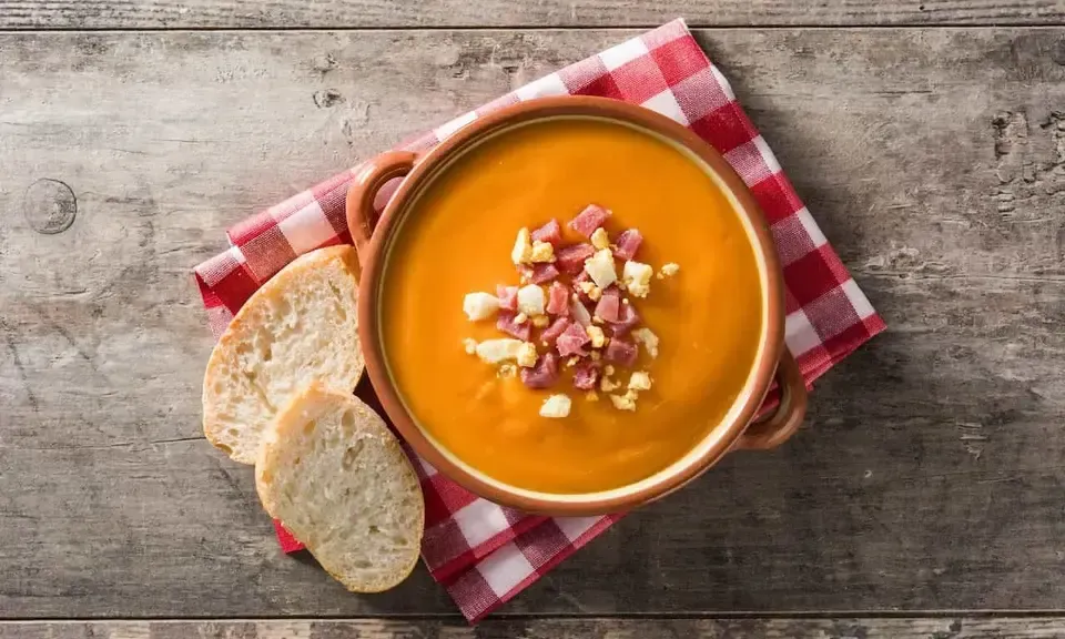 Bol de salmorejo cordouan onctueux garni d'œuf dur et jambon serrano