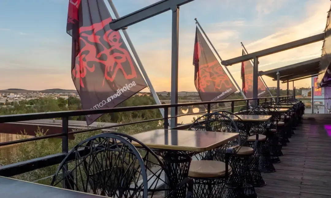 Terrasse du Sojo Ribera avec vue nocturne sur le Guadalquivir