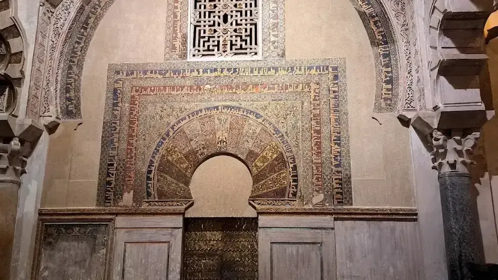 Intérieur de la synagogue de Cordoue avec ses stucs mudéjars et inscriptions hébraïques
