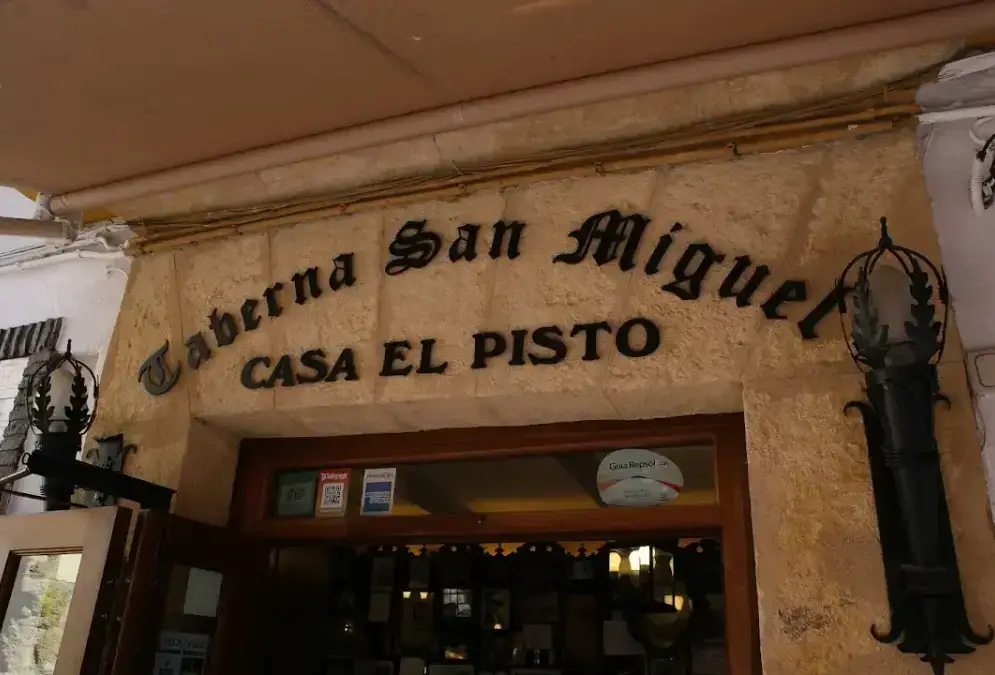 Intérieur authentique de la Taberna San Miguel avec comptoir traditionnel et clientèle locale