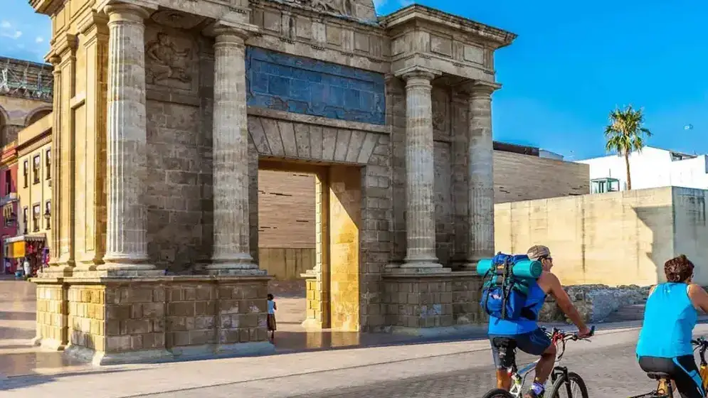 Groupe de touristes à vélo devant la Mezquita lors d'un tour guidé à Cordoue