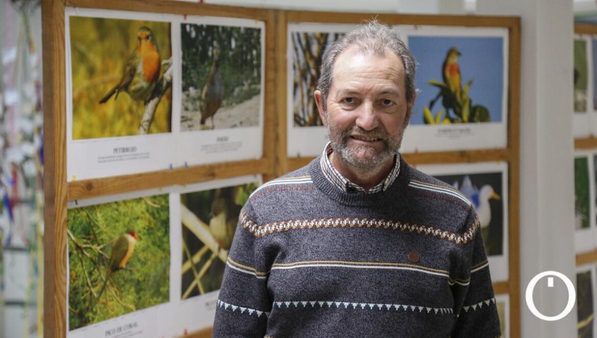 Pepe Larios, junto a algunas fotografías de aves que tomó en el Guadalquivir. ÁLEX GALLEGOS