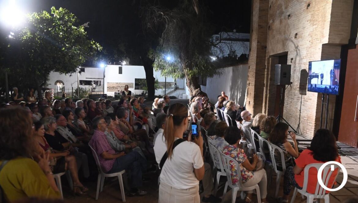 Espectadores viendo el espectáculo de Lola Herrera en la puerta de Sala Orive J.M.AYALA