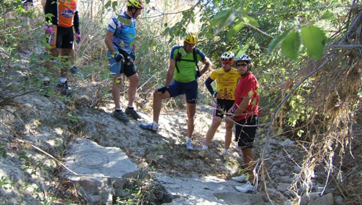Dolmen redécouvert par des cyclistes en Campiña de Córdoba