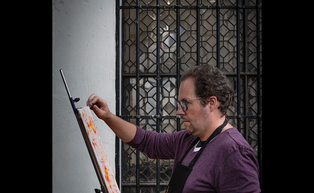 Juanjo Garlo pintando en el patio de la casa natal Julio Romero de Torres / Karumilla