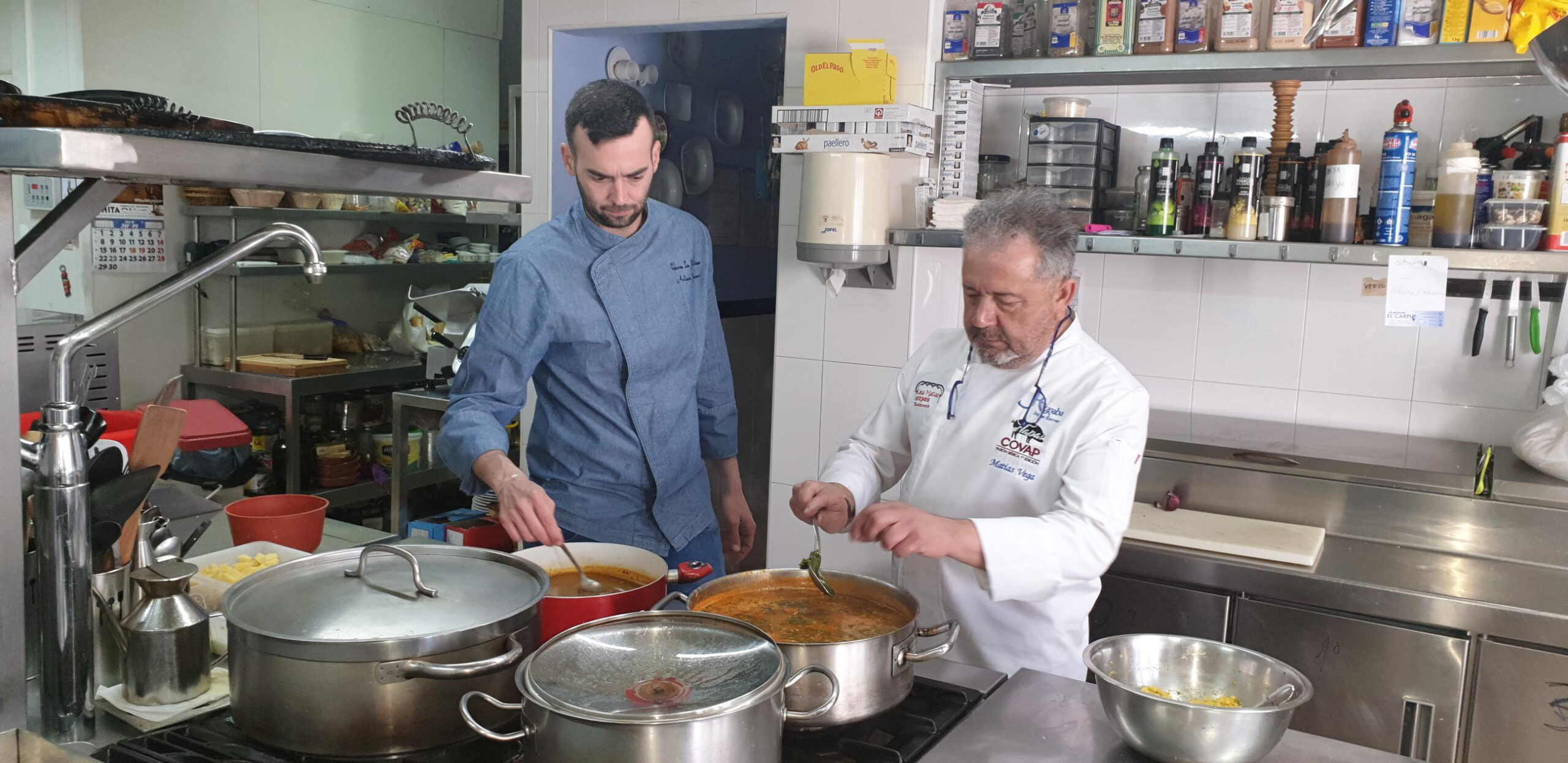 El chef Antonio prepara en Cañete de las Torres un potaje de garbanzos con acelgas. / La Montillana