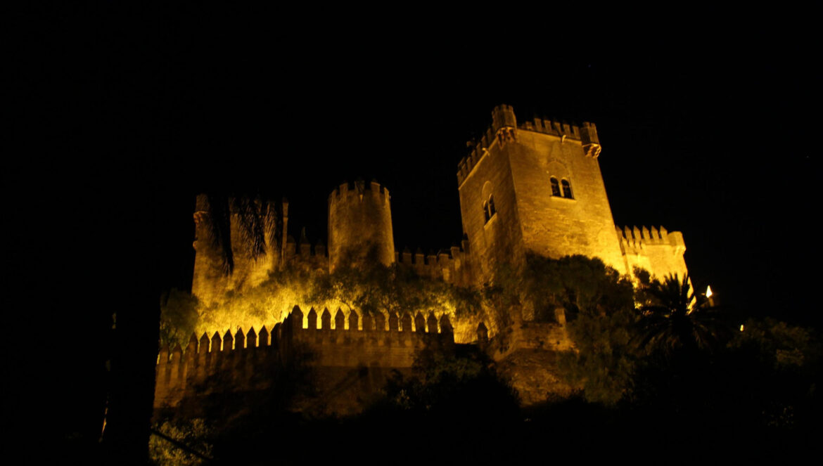 Vista nocturna del Castillo de Almodóvar del Río / El Día