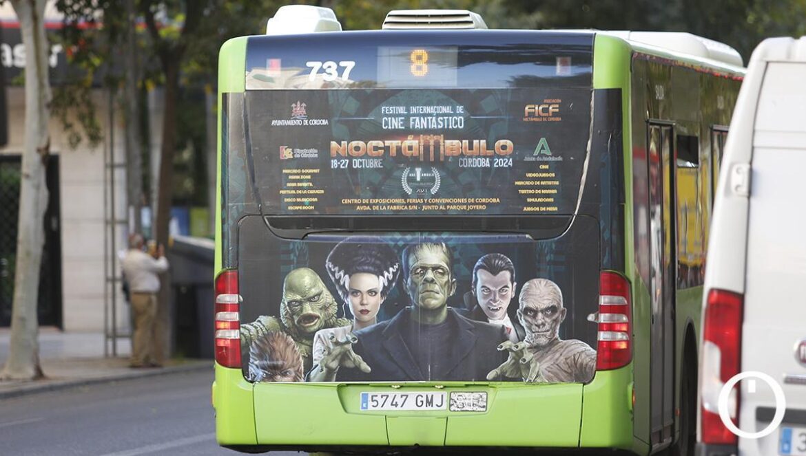 Autobús con publicidad del festival de cine fantástico ÁLEX GALLEGOS