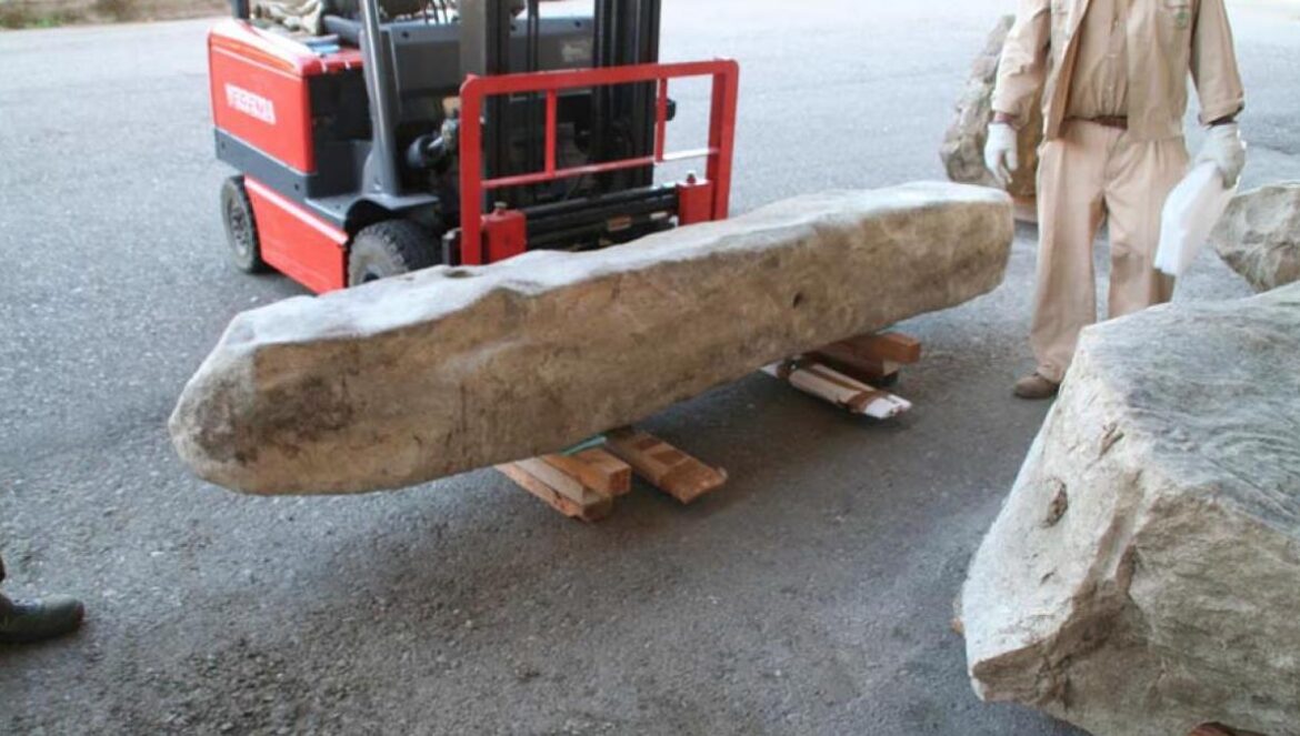 Traslado del menhir del dolmen de Las Sileras al Silo de Córdoba. Anuario Arqueológico de Andalucía