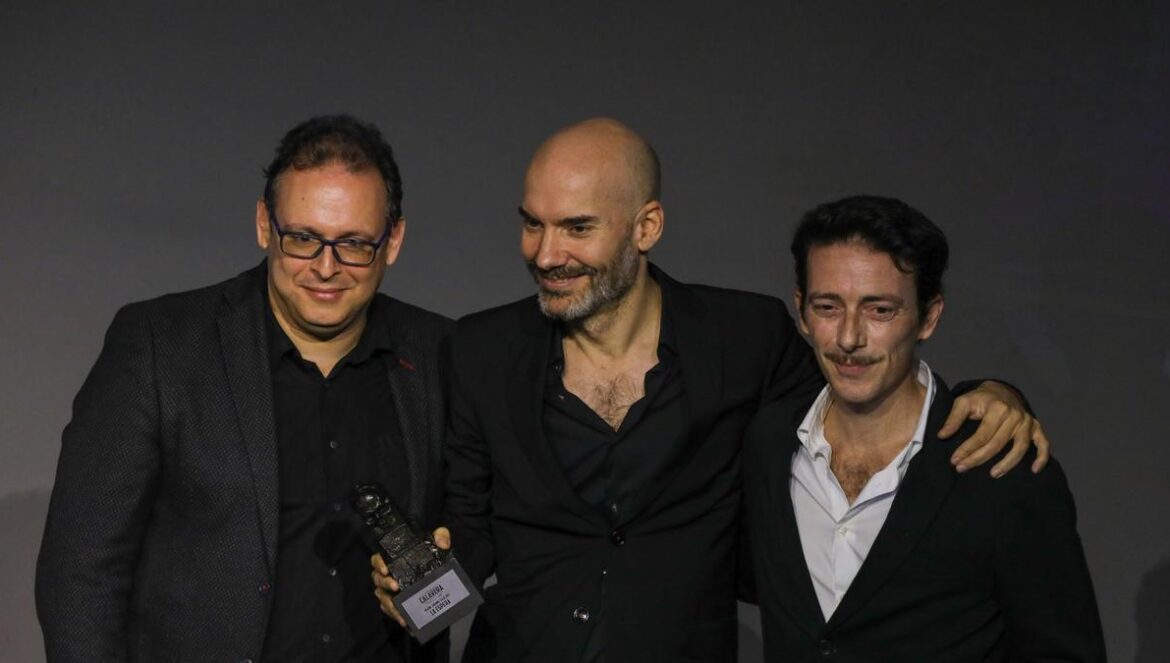 De izquierda a derecha, Joe Dante, F.J.Gutiérrez y Víctor Clavijo, cuando 'La espera' ganó el premio a mejor película, dirección e interpretación