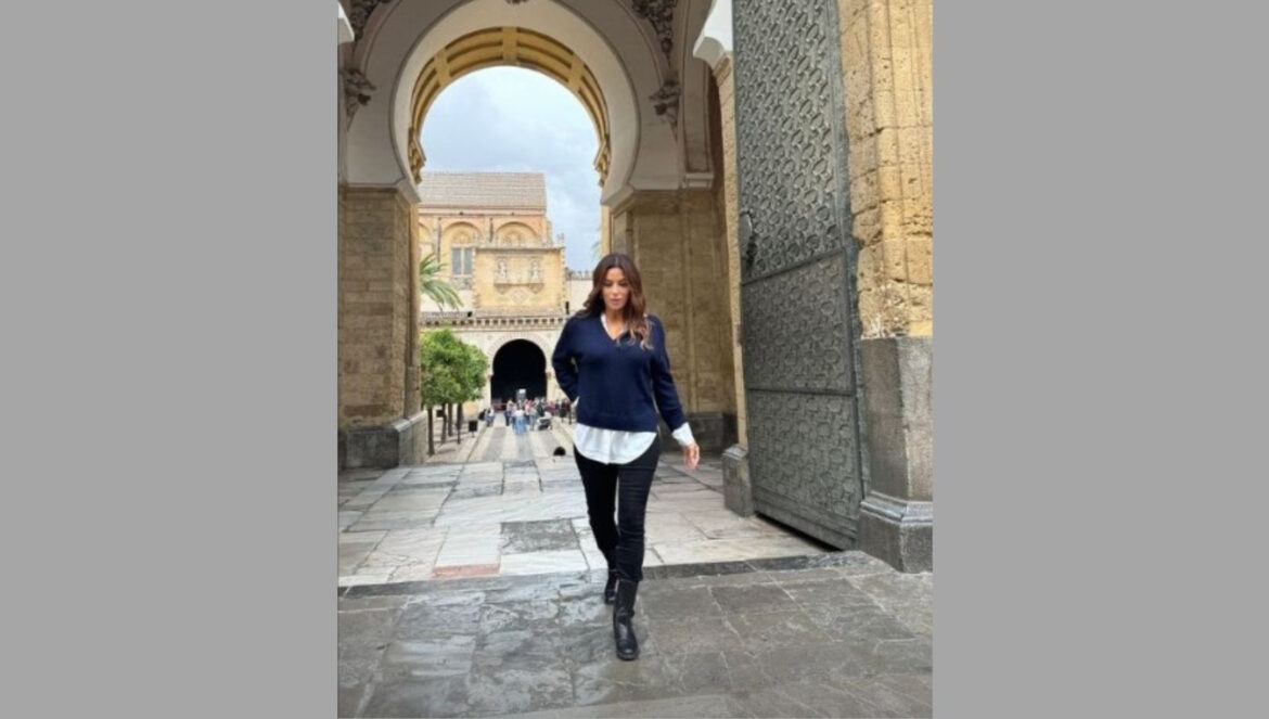 Eva Longoria a las puertas de la Mezquita-Catedral de Córdoba / Redes Eva Longoria