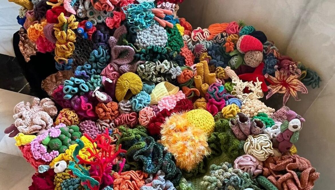 Geometrías salvajes y arrecifes de coral de ganchillo en una exposición