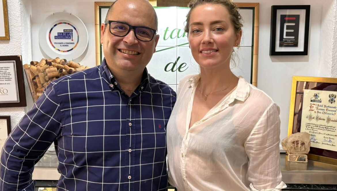 Amber Heard y Ángel Sánchez posan a la entrada de La Taberna de Almodóvar / Redes La Taberna de Almodóvar