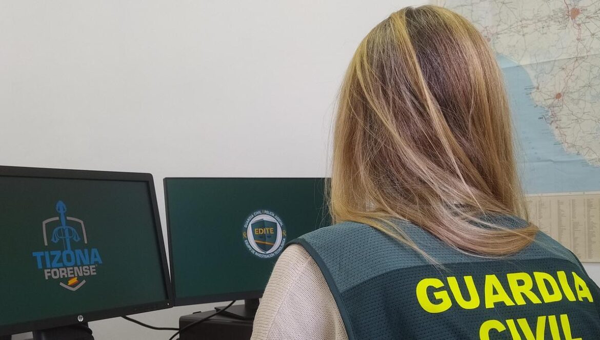 Una agente de la Guardia Civil.