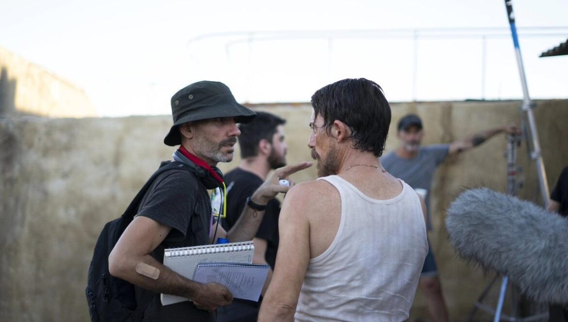 Una imagen del rodaje de 'La espera', de F.J.Gutiérrez (con gorro) y Víctor Clavijo (de espaldas). De izquierda a derecha: Gabriel, Álvaro y Edgar, impulsores de la Asociación Record y la Semana del Cine J.M.AYALA Un taller en la Semana del cine en Córdoba J.M.AYALA Rodaje de 'Polar' la primera película producida por Macarena Gómez
