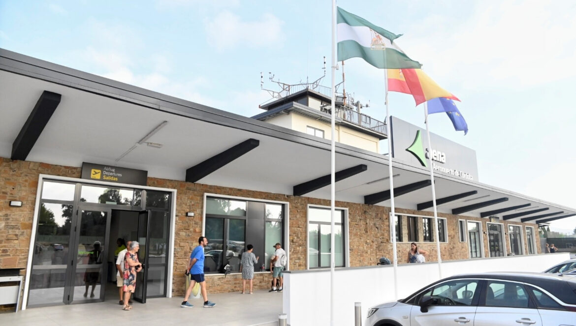 Varias personas esperan la llegada de un vuelo en la puerta del aeropuerto de Córdoba. / Juan Ayala