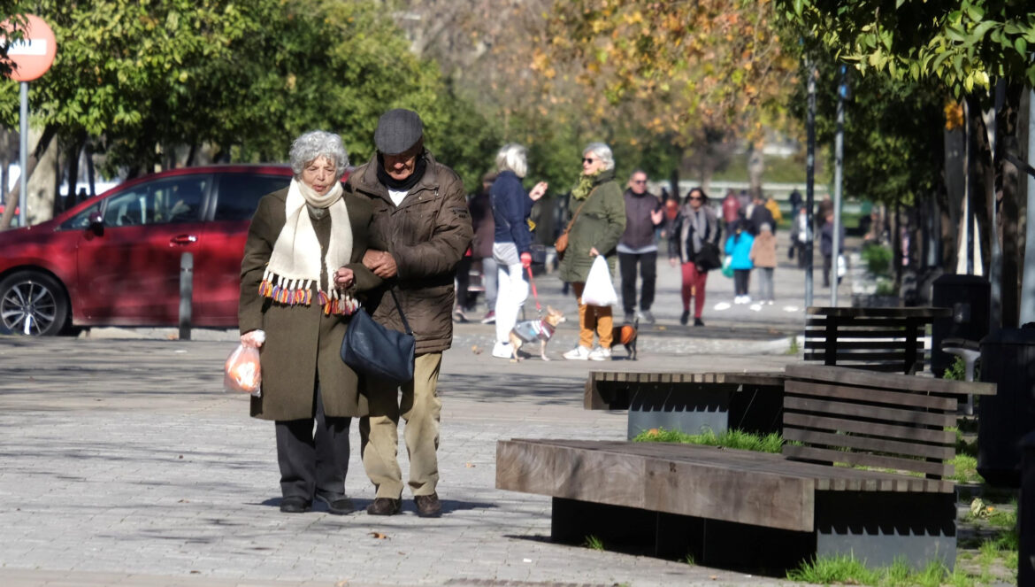 Dos personas mayores caminan por Córdoba / Juan Ayala