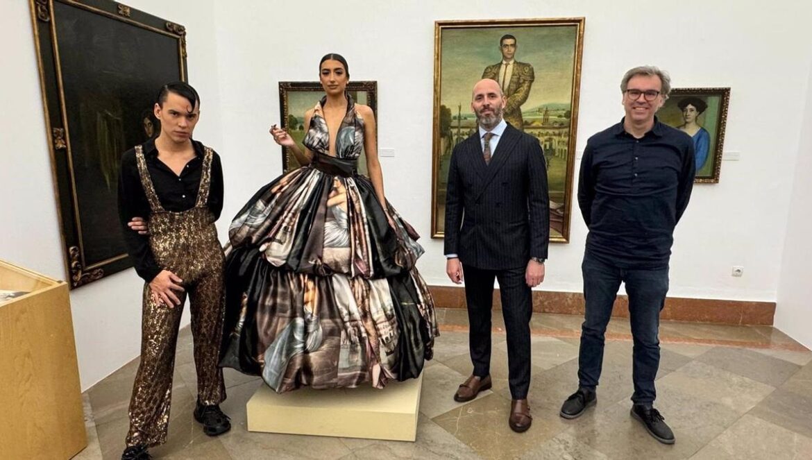 José Perea (izda.), con Eduardo Lucena y José María Domenech (dcha.), junto a la modelo que luce el vestido confeccionado en directo en el Bellas Artes y dedicado a Julio Romero de Torres.
