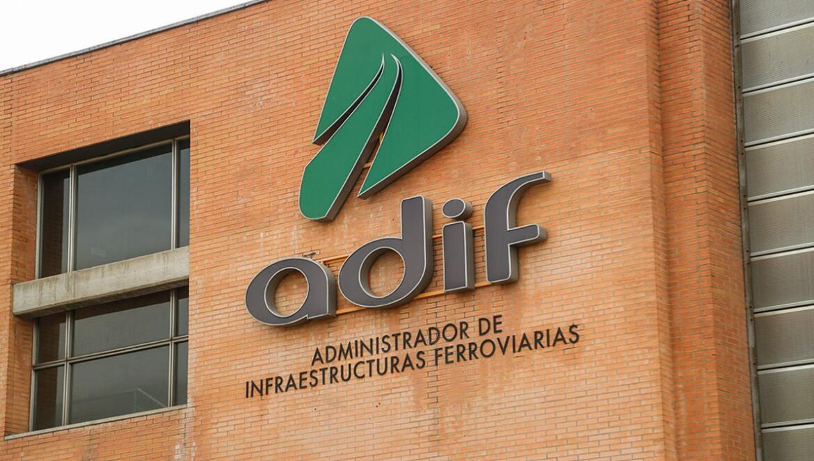 Logo de ADIF en la estación de tren en Córdoba Álex Gallegos