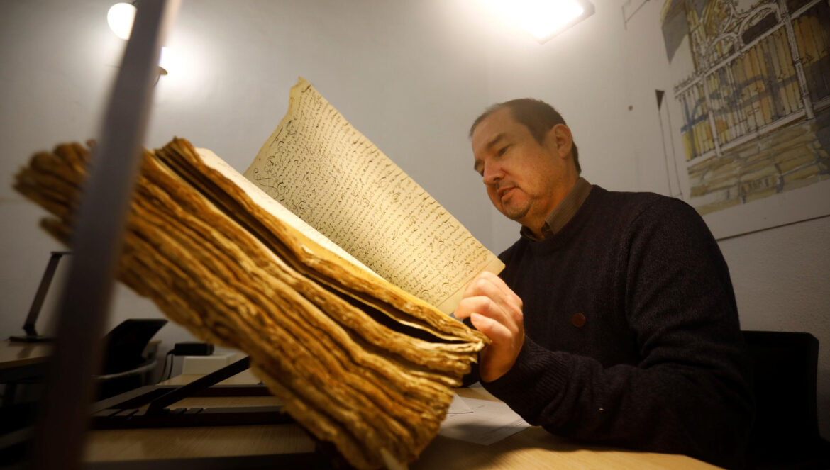 El investigador Gervasio Di Cesare en el Archivo Provincial de Córdoba / Miguel Ángel Salas