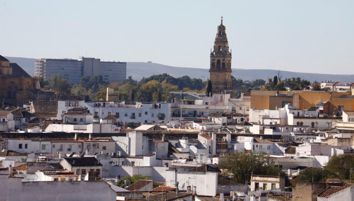 Vista de parte del Distrito Centro, con la torre de la Mezquita-Catedral al fondo. / Miguel Ángel Salas