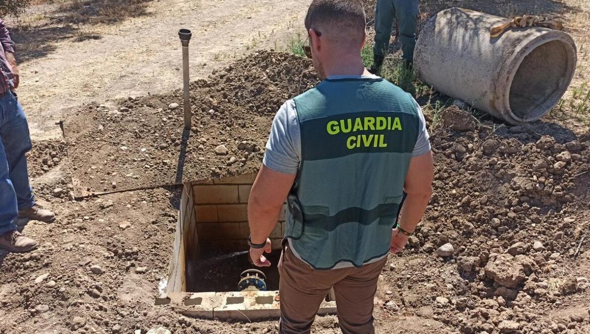 La Guardia Civil ante uno de los pozos ilegales hallados.