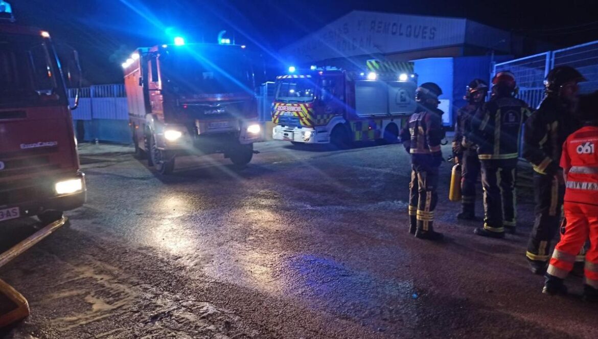 Bomberos en el lugar del siniestro.