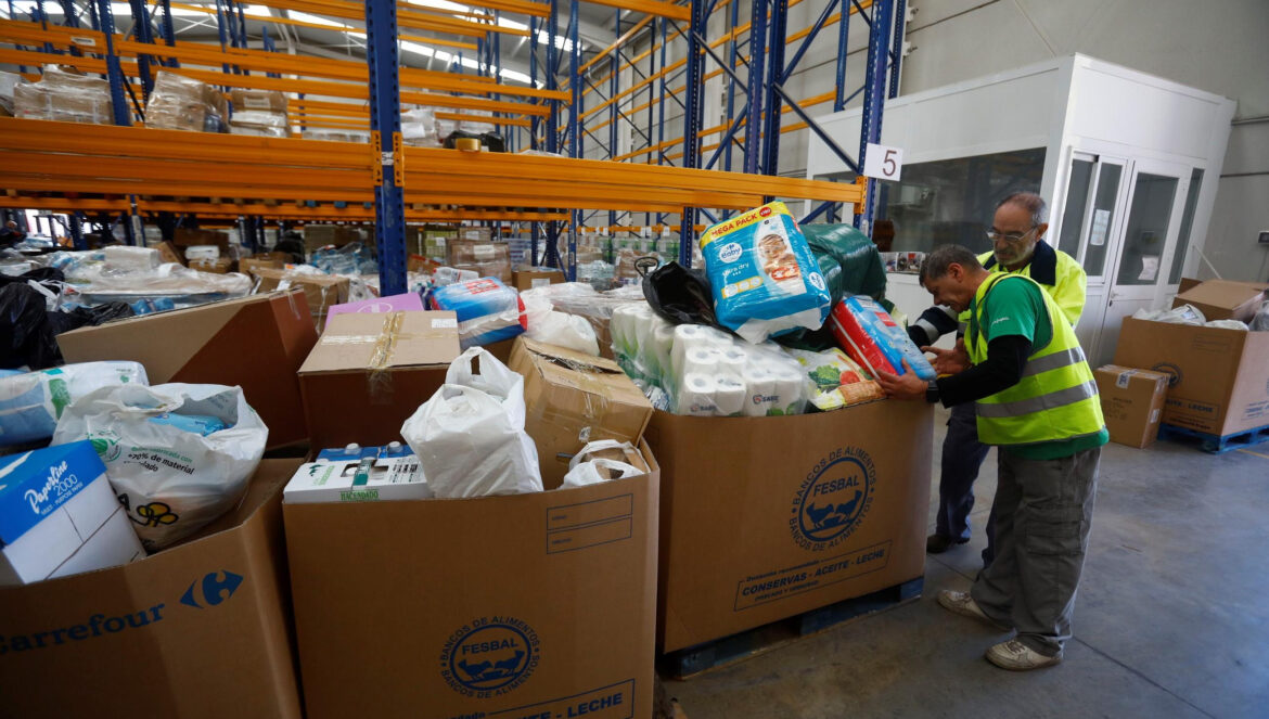 Dos voluntarios del Banco de Alimentos distibuyen lo recogido para Valencia. / Miguel Ángel Salas