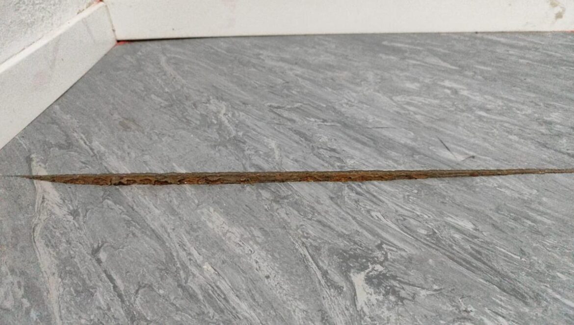 Suelo del Conservatorio Profesional de Danza Luis del Río en mal estado. Agua acumulada por goteras en el suelo del Conservatorio de Danza Luis del Río.